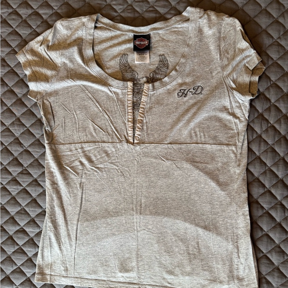 Harley-Davidson Gray Women's short sleeve Tshirt. Hook & eye chest closure. XL